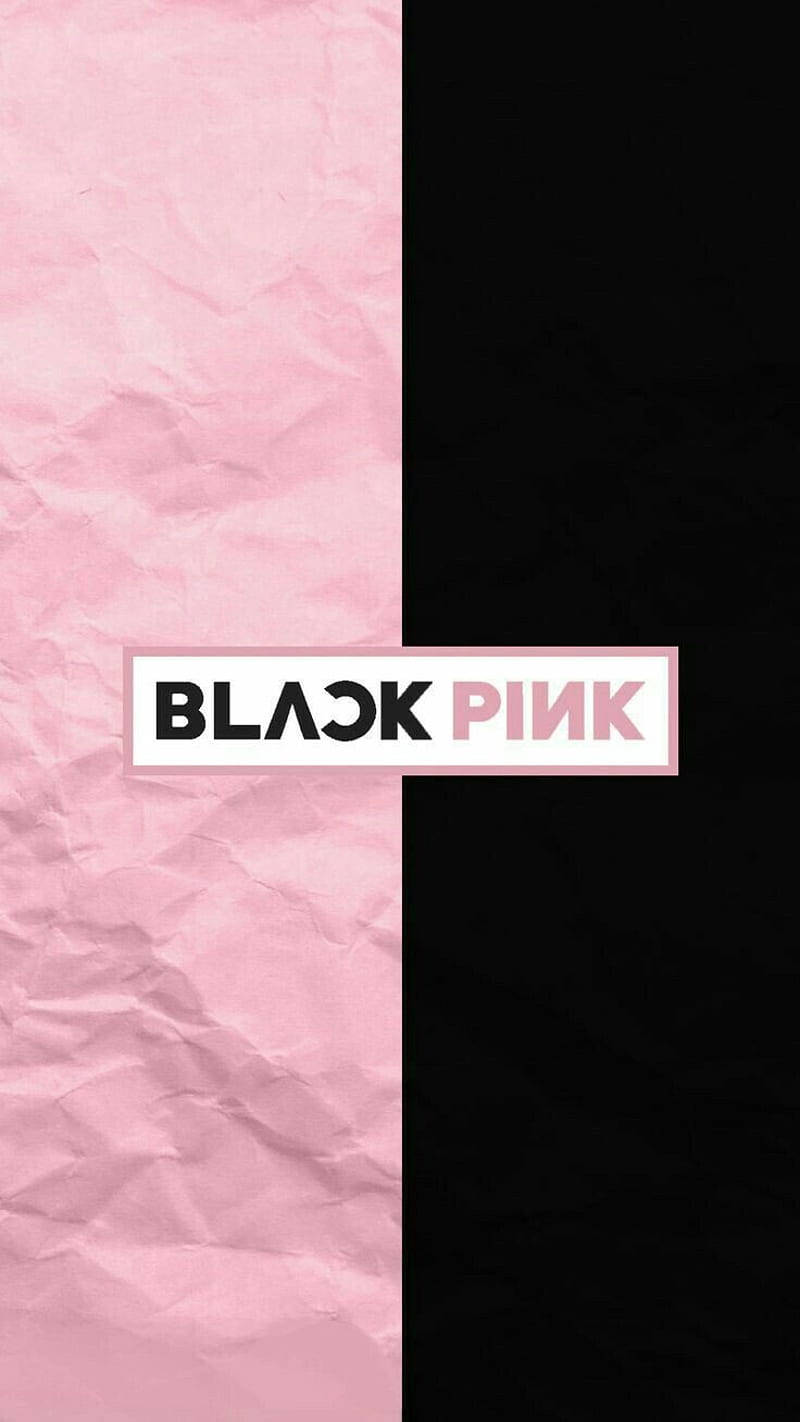 BLACKPINK Logo 黑粉對半設計 壁紙 — 一個分屏壁紙，左邊是皺巴巴的粉紅色紙，右邊是純黑色，中間白色盒子裡有BLACKPINK標誌。