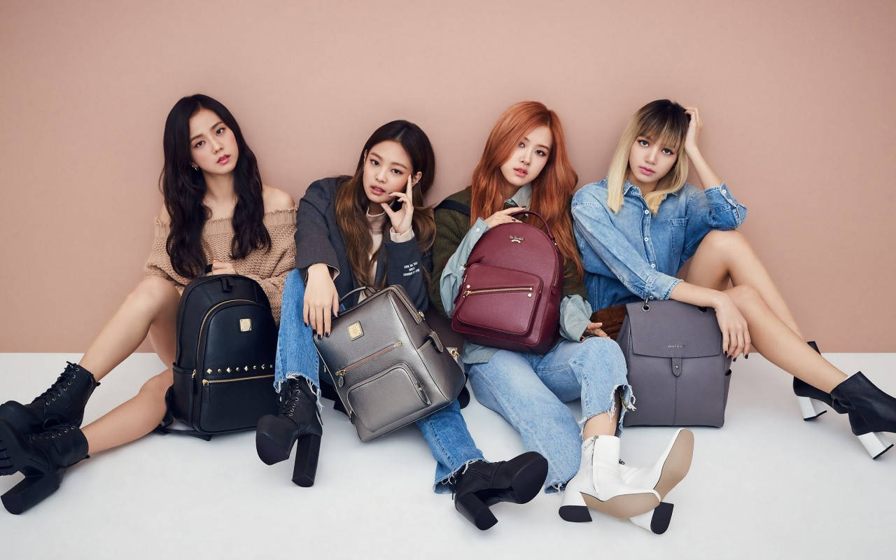BLACKPINK成員背著背包，於米色牆壁前壁紙