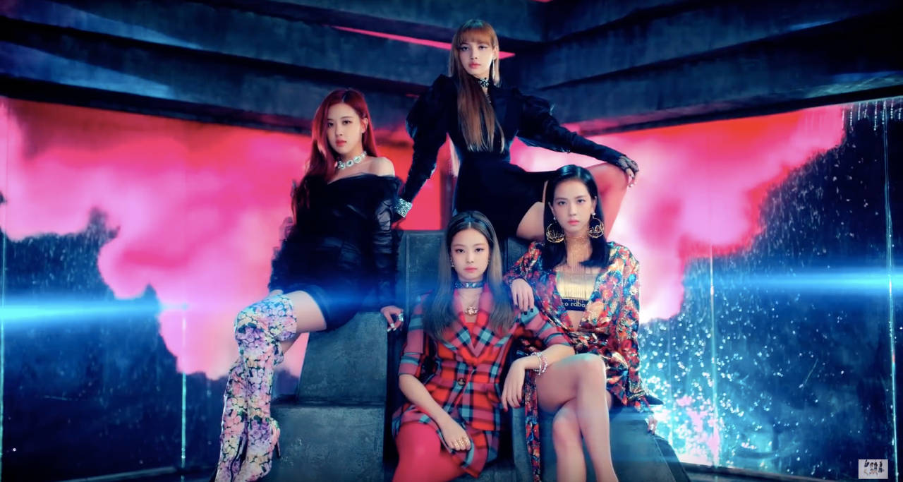 BLACKPINK 成員於粉紅煙霧背景《DDU-DU DDU-DU》MV 壁紙