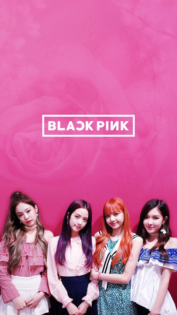BLACKPINK 成員於粉紅玫瑰圖形牆前的壁紙