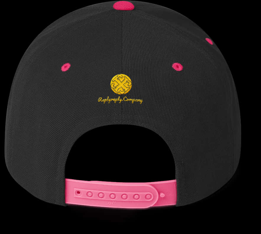 BLACKPINK 黑色棒球帽背面視圖 壁紙 — 黑色 snapback 帽的背面視圖，帶有粉紅色點綴和黃色刺繡標誌，背景為深色。