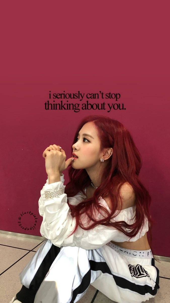 Rosé倚靠牆邊，牆上刻有文字的BLACKPINK壁紙