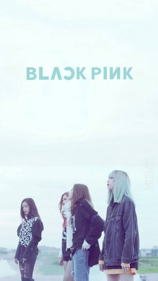 四位穿著休閒服的K-pop女孩排成一排，帶有「BLACK PINK」文字。