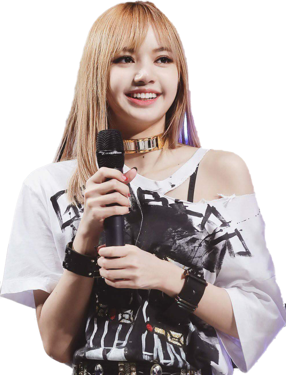 BLACKPINK成員手持麥克風 壁紙 — 一位金髮微笑的女性在黑色背景前手持麥克風，身穿圖案T恤和金色頸鏈。