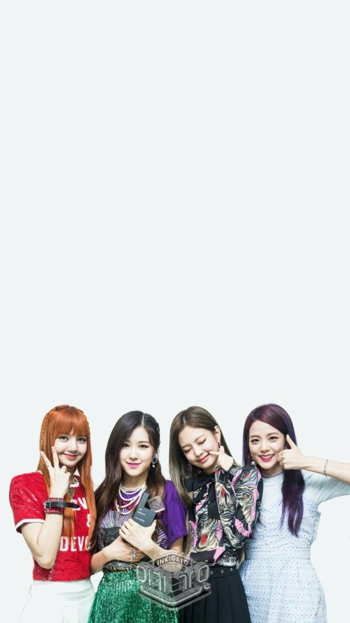 BLACKPINK 成員白色負空間背景 壁紙 — 四位笑容滿面、髮色繽紛的女性在純白背景前愉快地擺姿勢，做出俏皮的手勢。