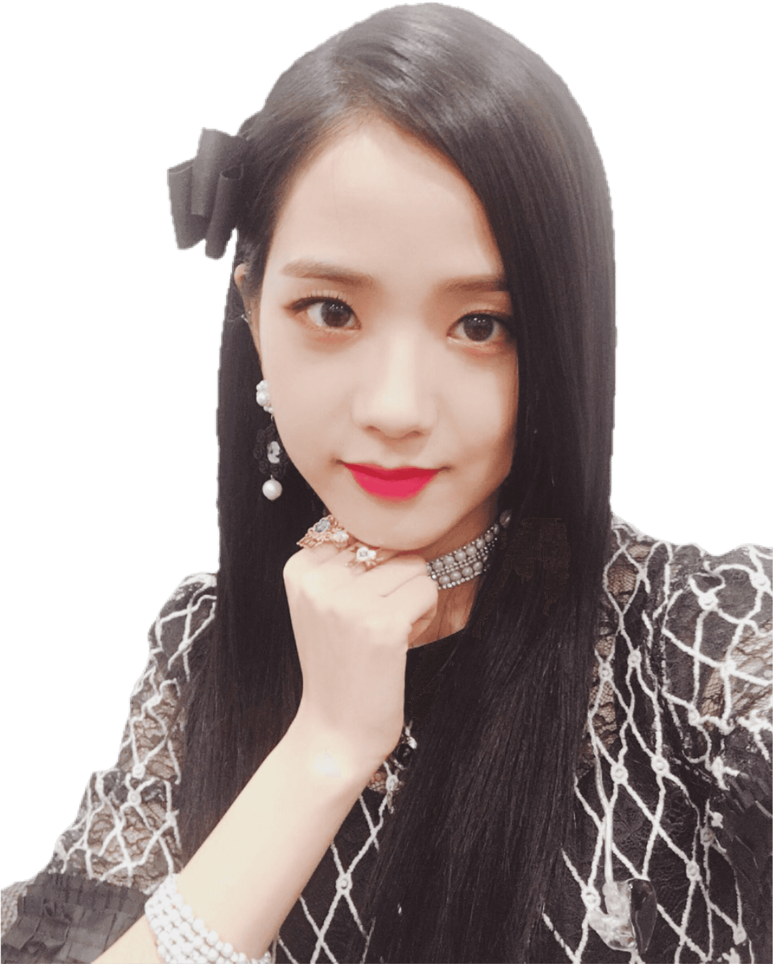 Blackpink成員優雅肖像 壁紙 — 一位年輕女性，長長的黑髮和灰色蝴蝶結，輕輕地托著下巴，手上戴著珍珠首飾。