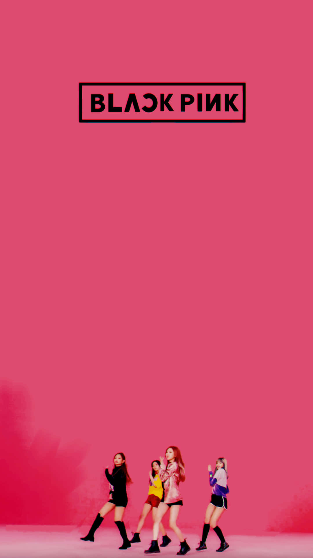 BLACKPINK 四位成員粉黑背景合照 壁紙 — 四位時尚女性穿著色彩繽紛的服裝，在純粉紅色背景上動態擺姿勢，上方有「BLACK PINK」文字。
