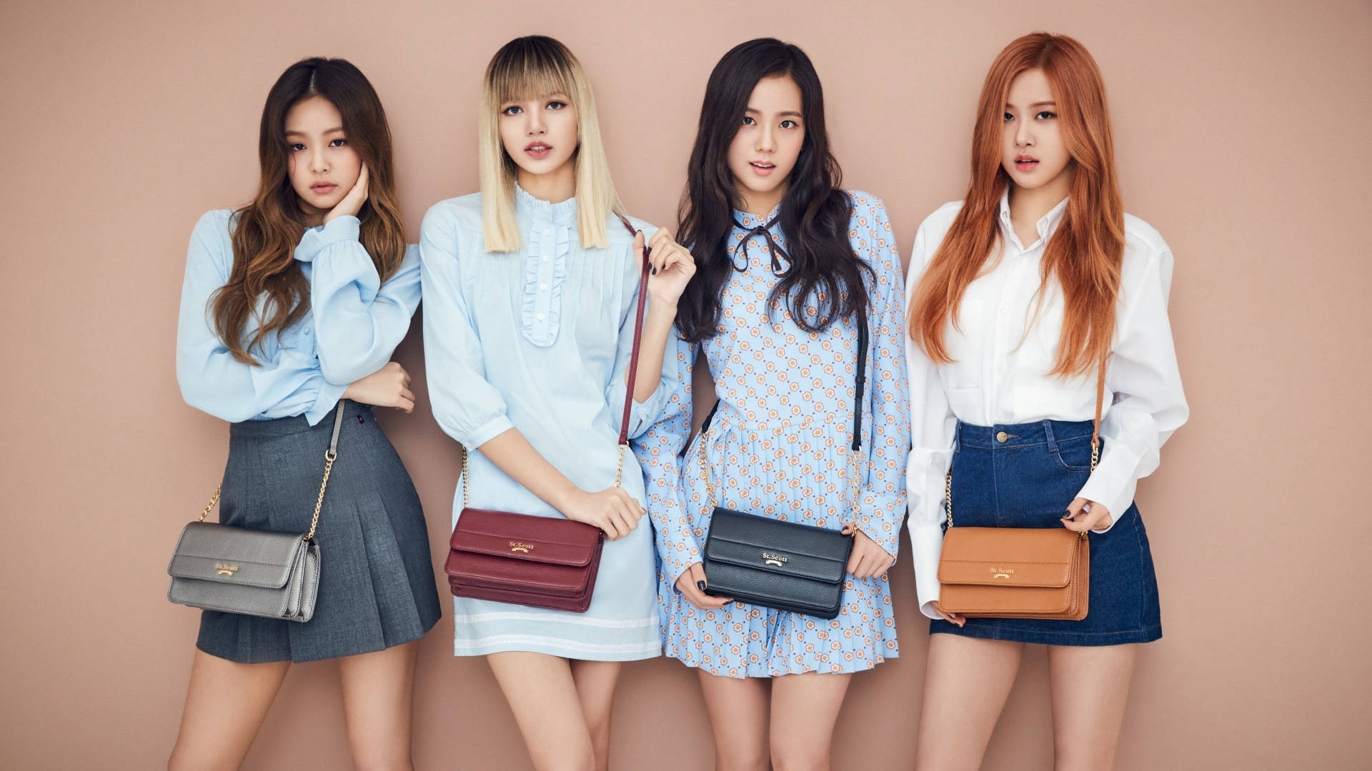 BLACKPINK 成員手持斜挎包於米色牆前的壁紙