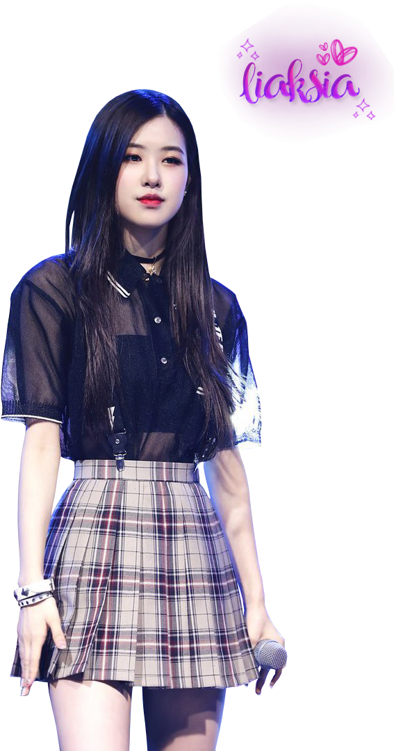 BLACKPINK成員舞台表演 壁紙 — 一位年輕女性留著長黑髮，穿著格紋裙和透視上衣，在黑色背景前手持麥克風。