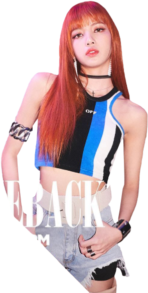 BLACKPINK成員時尚姿勢 壁紙 — 一位擁有火紅頭髮的年輕女性，穿著大膽的黑、藍、白三色短版上衣和破洞牛仔短褲，自信地擺姿勢。