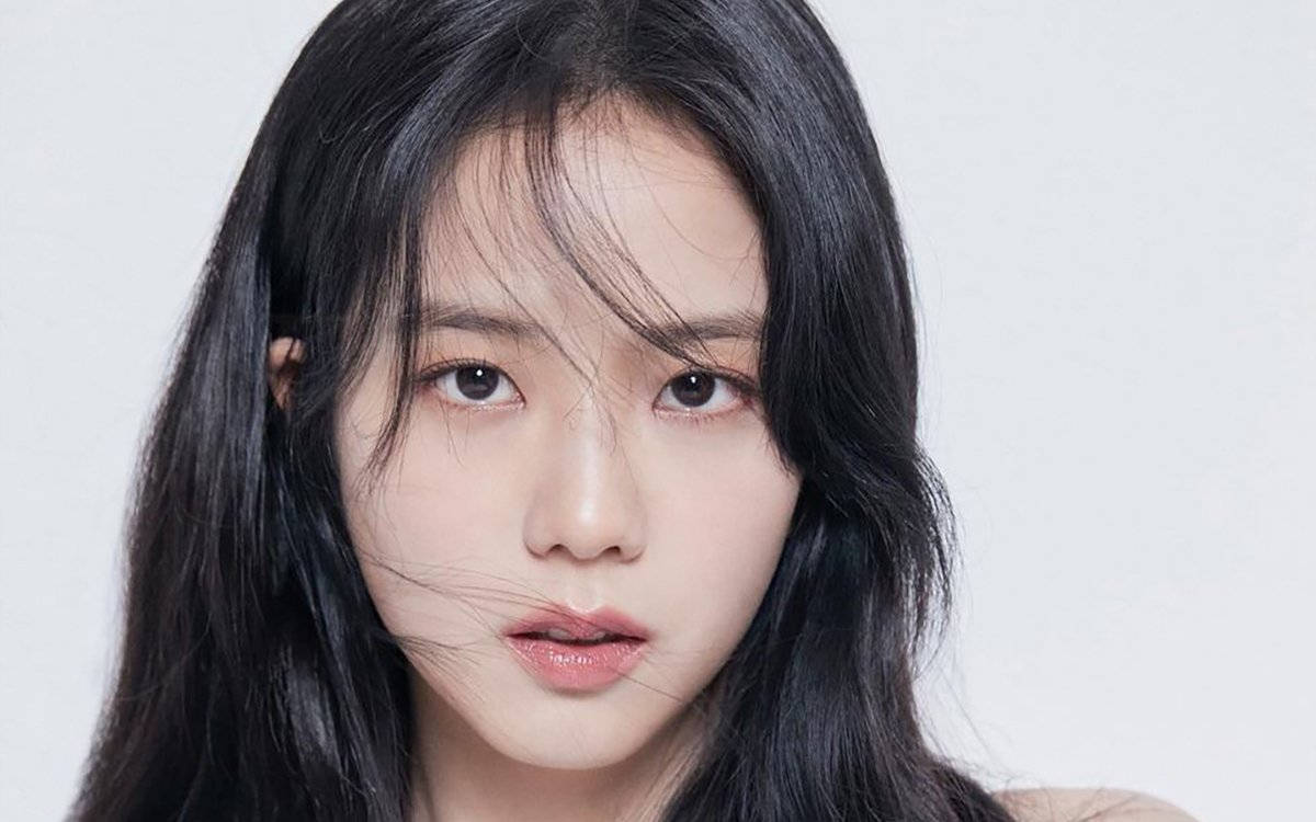 BLACKPINK 主唱 Jisoo 壁紙 — 一位長黑髮、化淡妝的年輕女性，在純白背景前直視鏡頭。