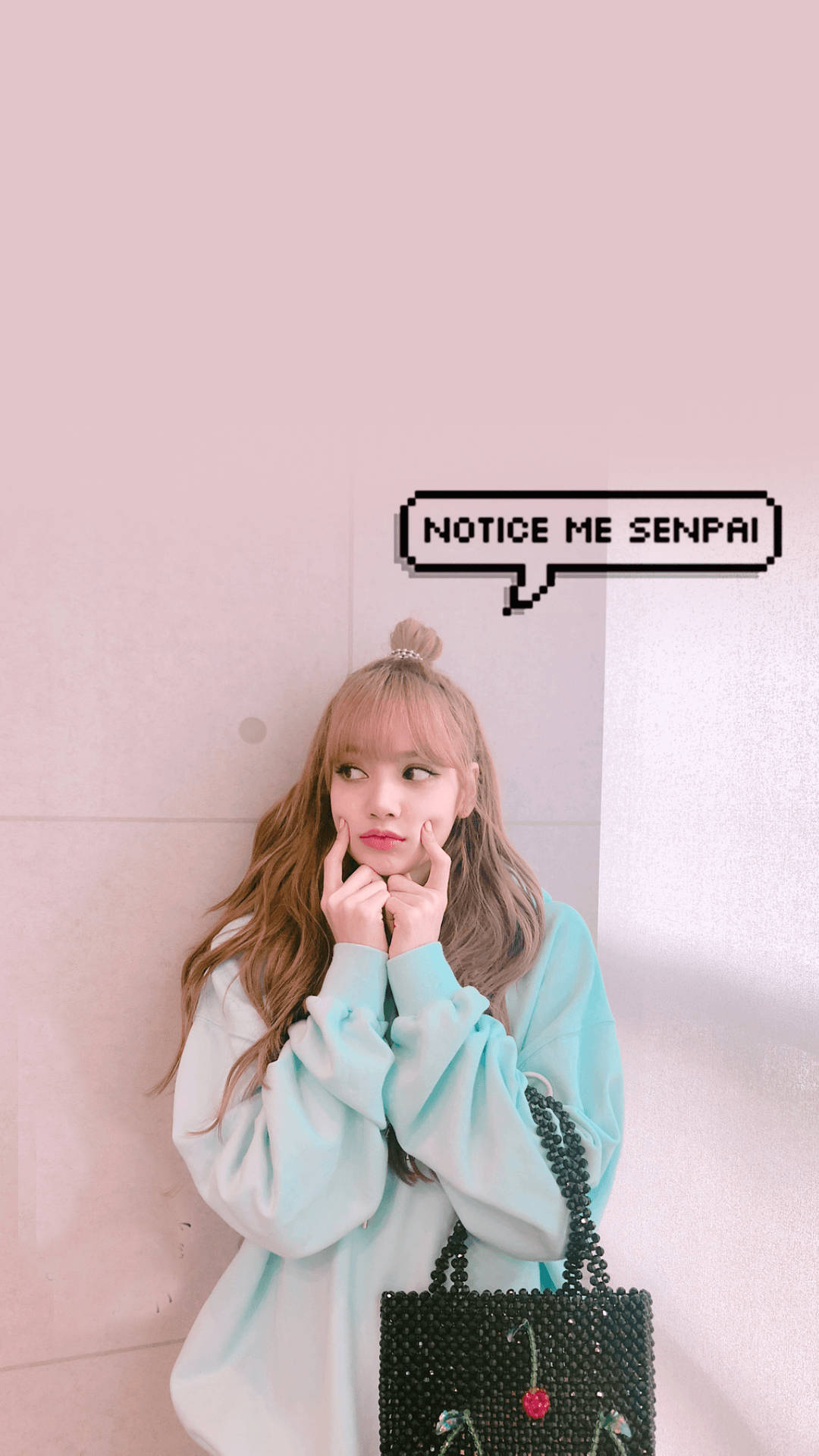 身穿藍色毛衣的年輕女子拿著櫻桃手提包，像素對話框寫著notice me senpai。