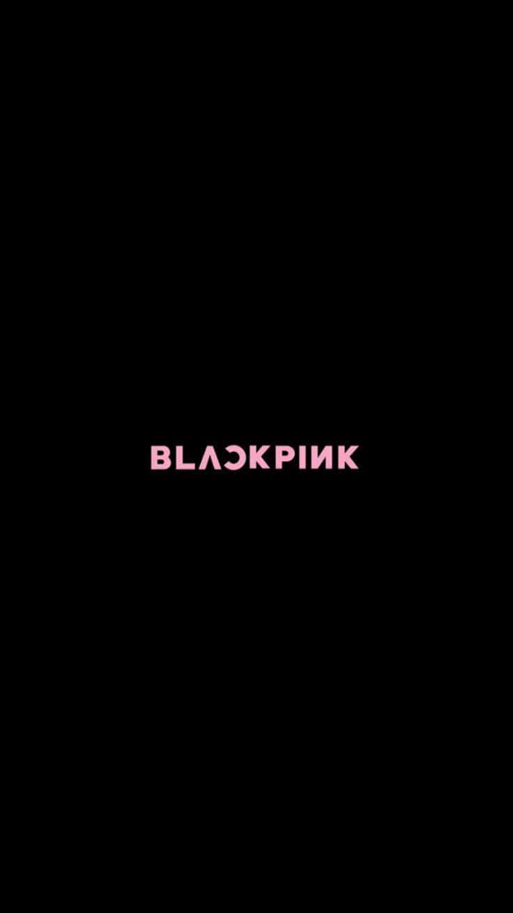 粉紅色BLACKPINK標誌文字在黑色背景上帶有故障效果。