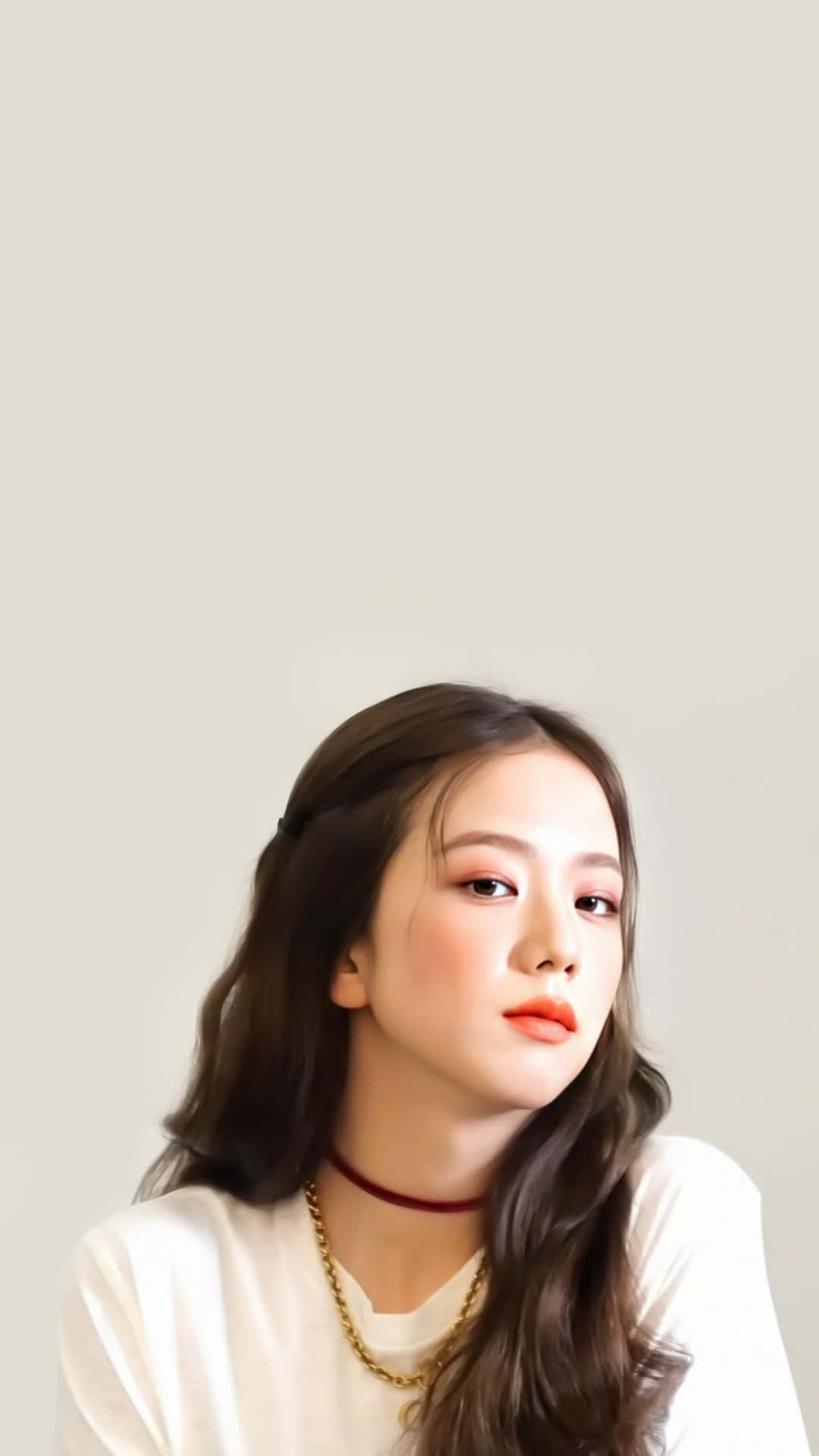 長棕色頭髮的年輕女性，戴著頸鍊和金項鍊，向上凝視。