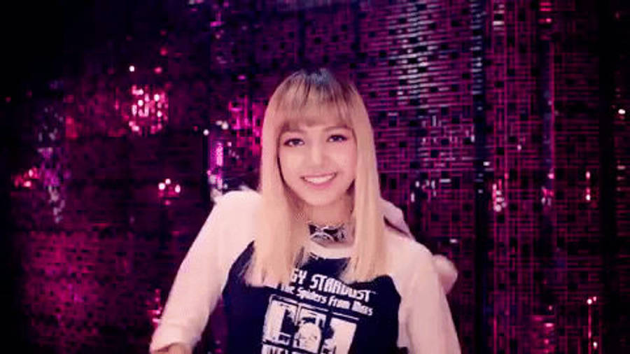 BLACKPINK 梨子的迷人之美 壁紙 — 一位微笑的金髮女性穿著圖案T恤，站在閃閃發光的洋紅色亮片背景前。