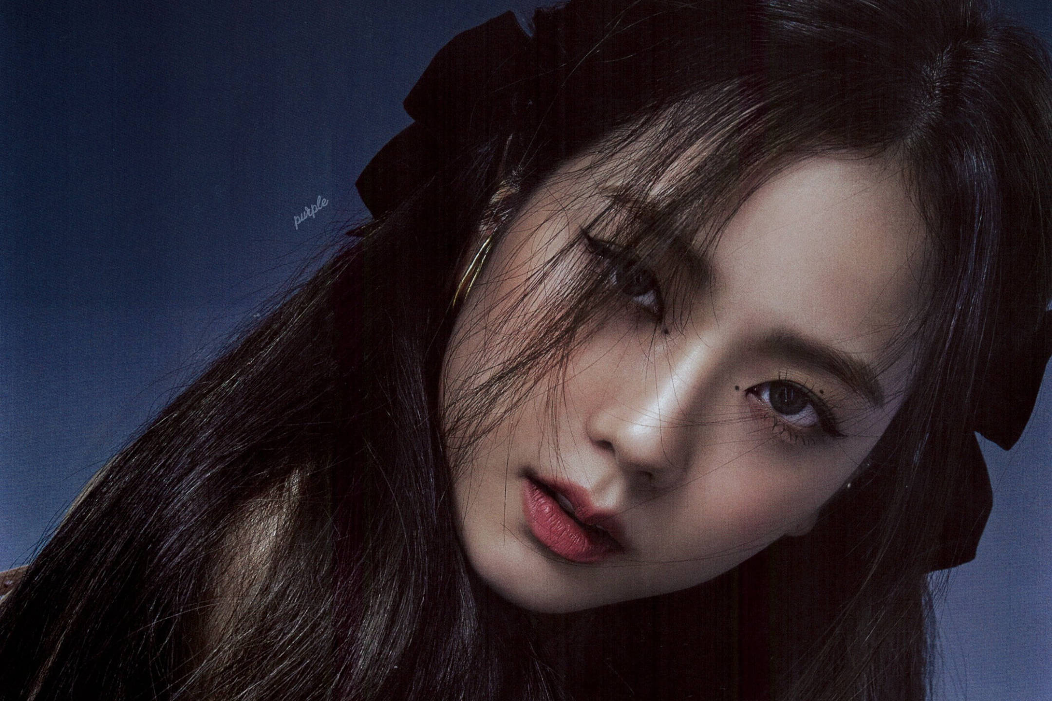 BLACKPINK 無畏的智秀 壁紙 — 一幅年輕女子的特寫肖像，她擁有深色頭髮和紅唇，在深藍色背景下凝視著。
