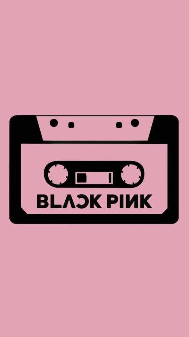 Black Pink 卡式帶標誌在粉色背景上