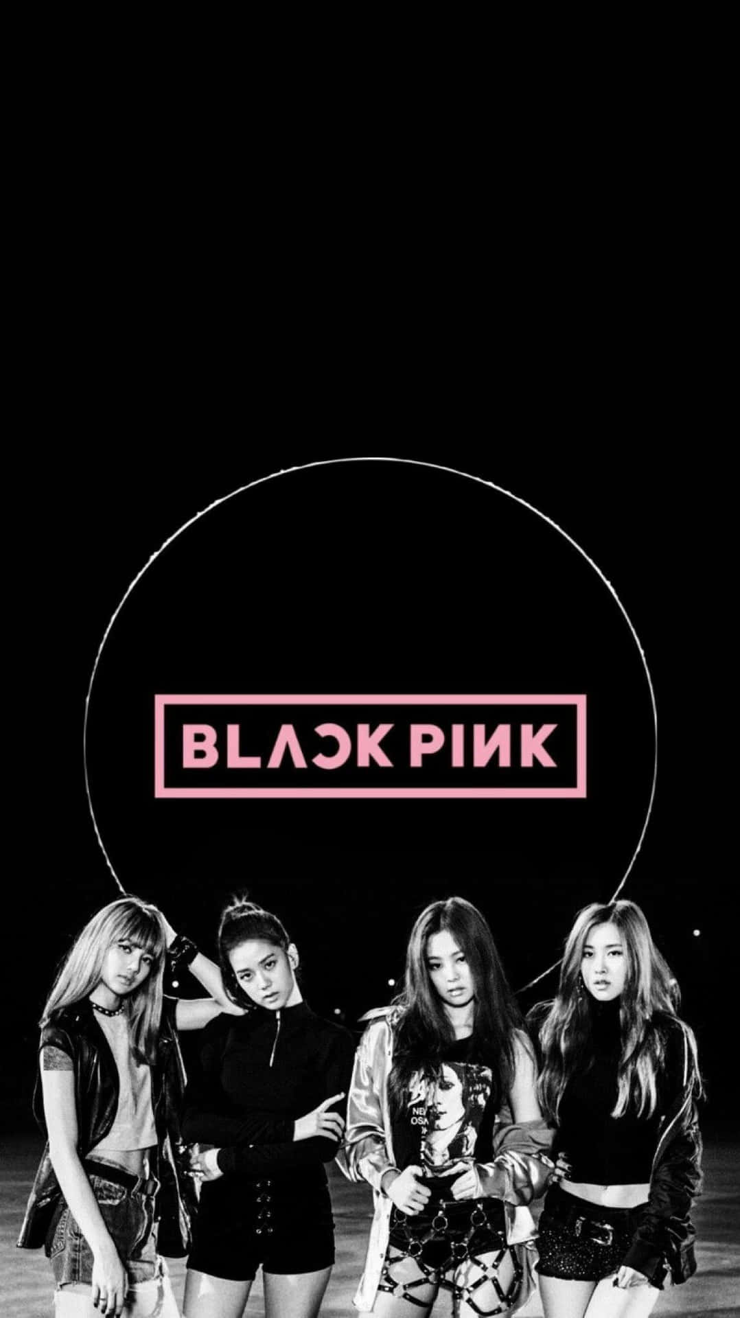 BLACKPINK 舞台精彩演出瞬間 壁紙 — 四位女性穿著前衛服裝，在漆黑的背景下，自信地擺姿勢，上方是發光的粉紅色BLACK PINK標誌。