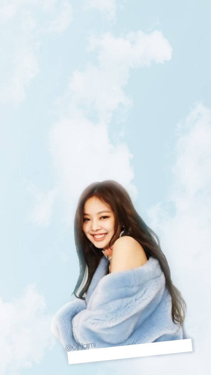 翱翔雲端— BLACKPINK的Jennie 壁紙 — 一位微笑的年輕女性，長長的黑髮包裹在蓬鬆的淺藍色毯子裡，背景是柔和的天空。