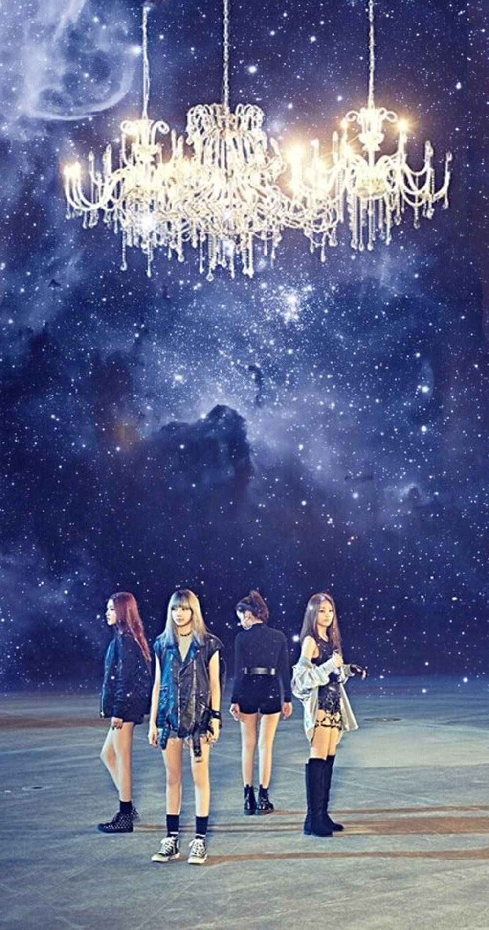 BLACKPINK《Whistle》與水晶吊燈於星際閃耀 壁紙 — 四位女士站在懸掛在繁星宇宙天空中的發光吊燈下。