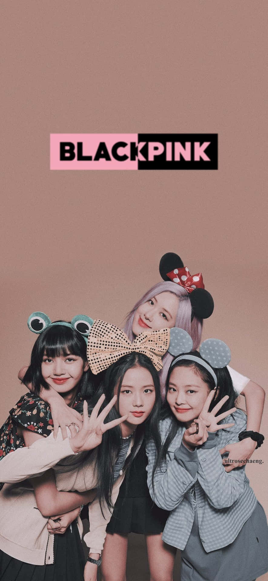 BLACKPINK展現力量 — 全球K-pop天后的震撼寫真 壁紙 — BLACKPINK 四位成員在純粉紅色背景前開心地擺姿勢，戴著俏皮的頭帶並做出和平手勢。