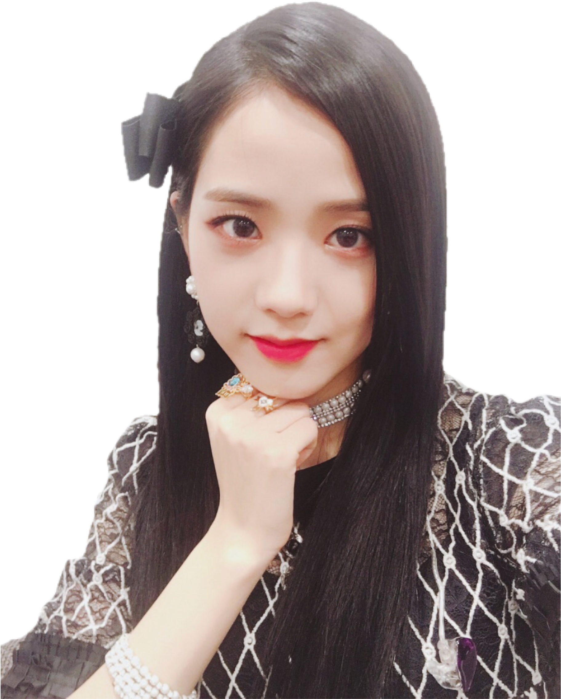 Blackpink成員優雅肖像 壁紙 — 一位年輕女性，長長的黑髮和灰色蝴蝶結，輕輕地托著下巴，手上戴著珍珠首飾。