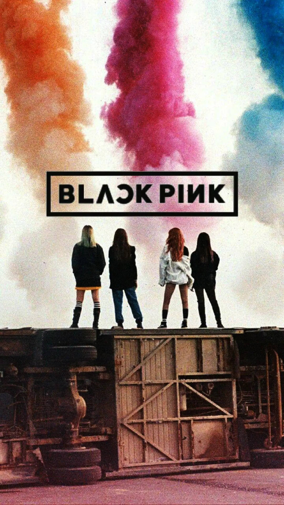 BLACKPINK標誌搭配《Playing With Fire》MV復古風格 壁紙 — 四位女士背光站在生鏽的工業結構上，鮮豔的橙色、粉紅色和藍色煙霧在她們身後明亮的天空下翻騰。
