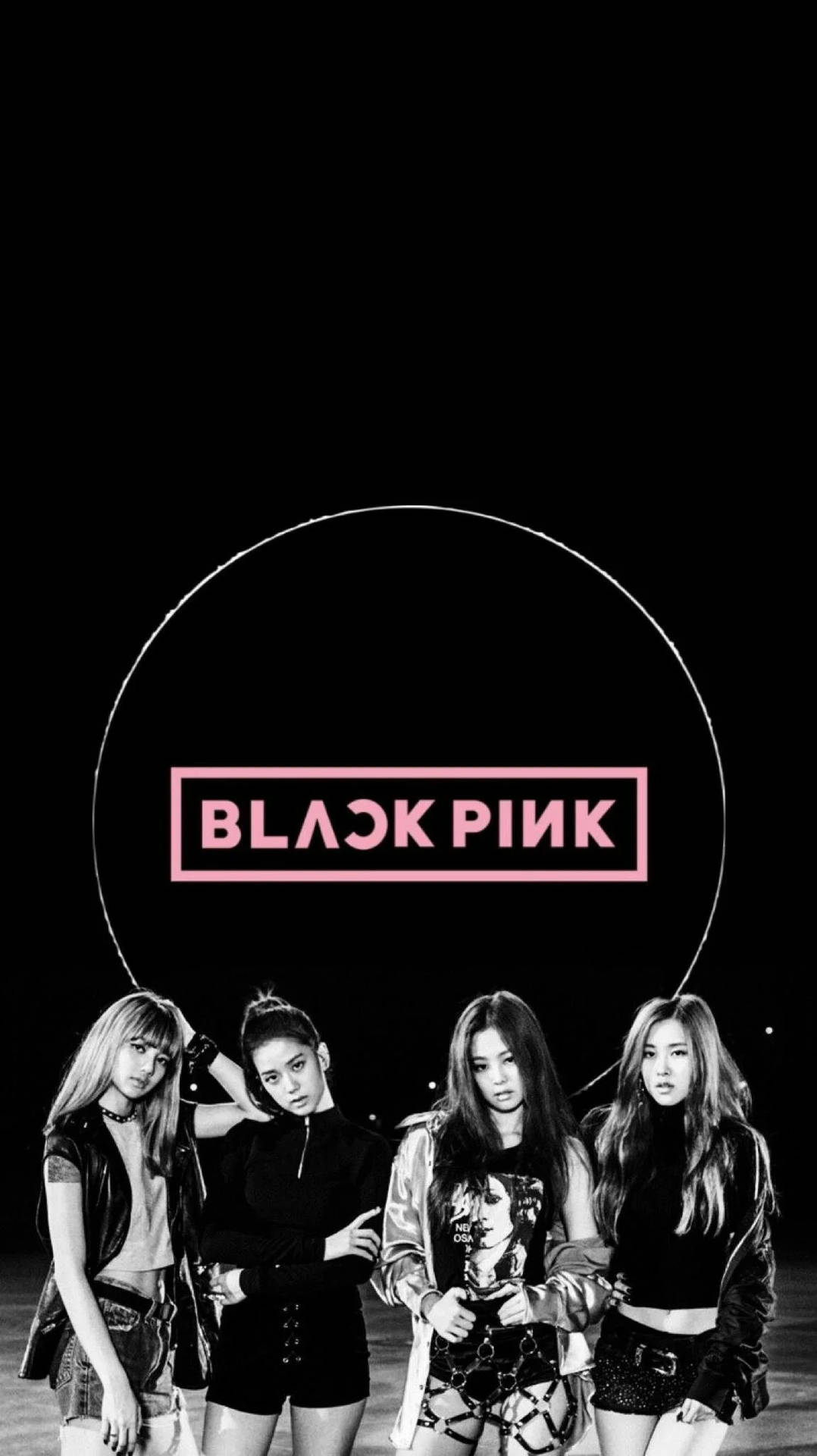 Black Pink 成員穿著時尚服裝，在發光的粉紅色標誌下