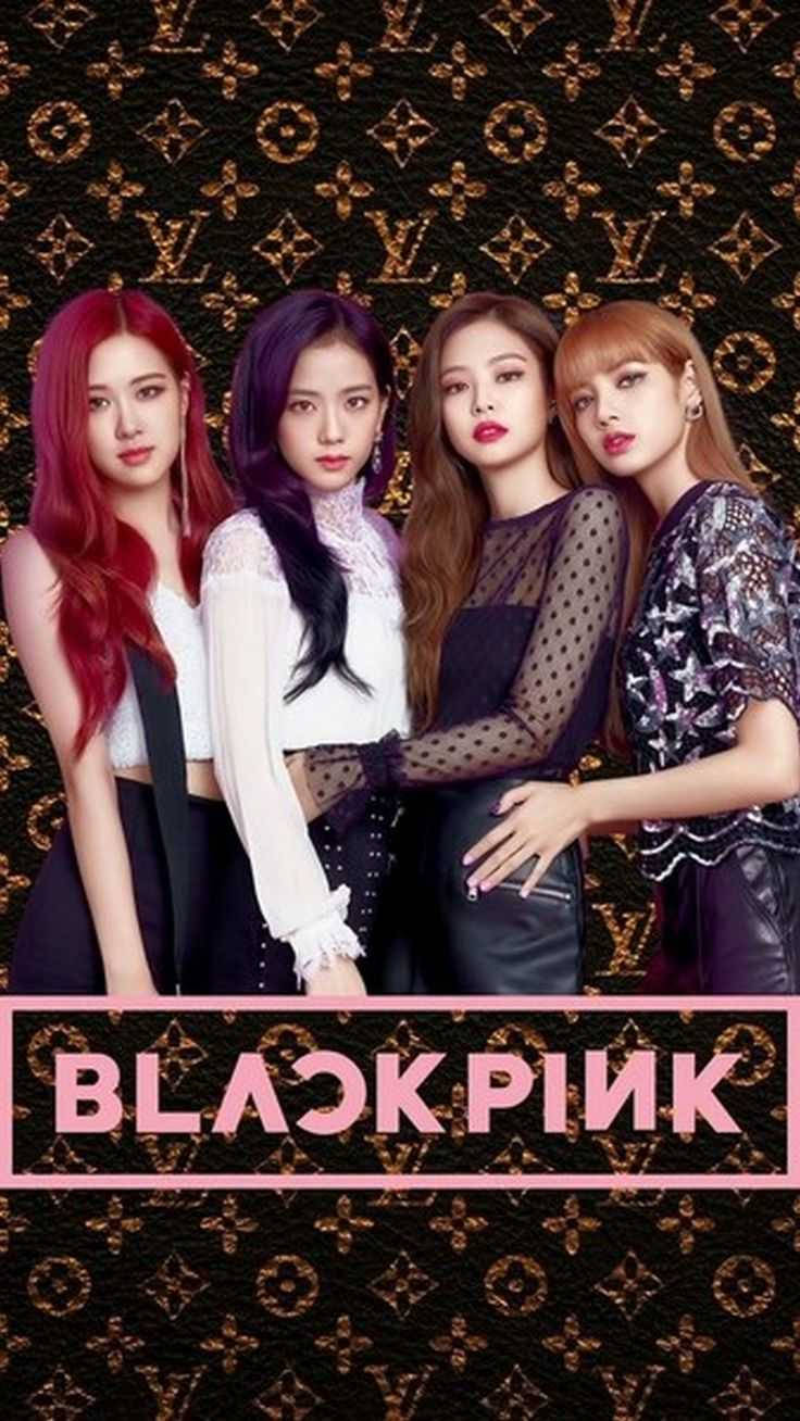 BLACKPINK標誌疊於路易威登背景 壁紙 — 四位時尚的K-pop偶像在重複的Louis Vuitton monogram背景和鮮明的粉紅色品牌標誌前自信地擺姿勢。