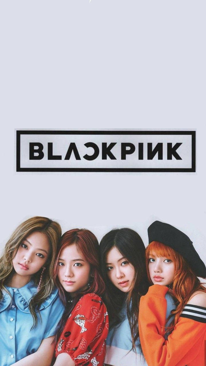 BLACKPINK標誌與成員 壁紙 — 四位時尚的K-pop偶像在簡約淺灰色背景上，於大膽的BLACKPINK標誌下自信地擺姿勢。