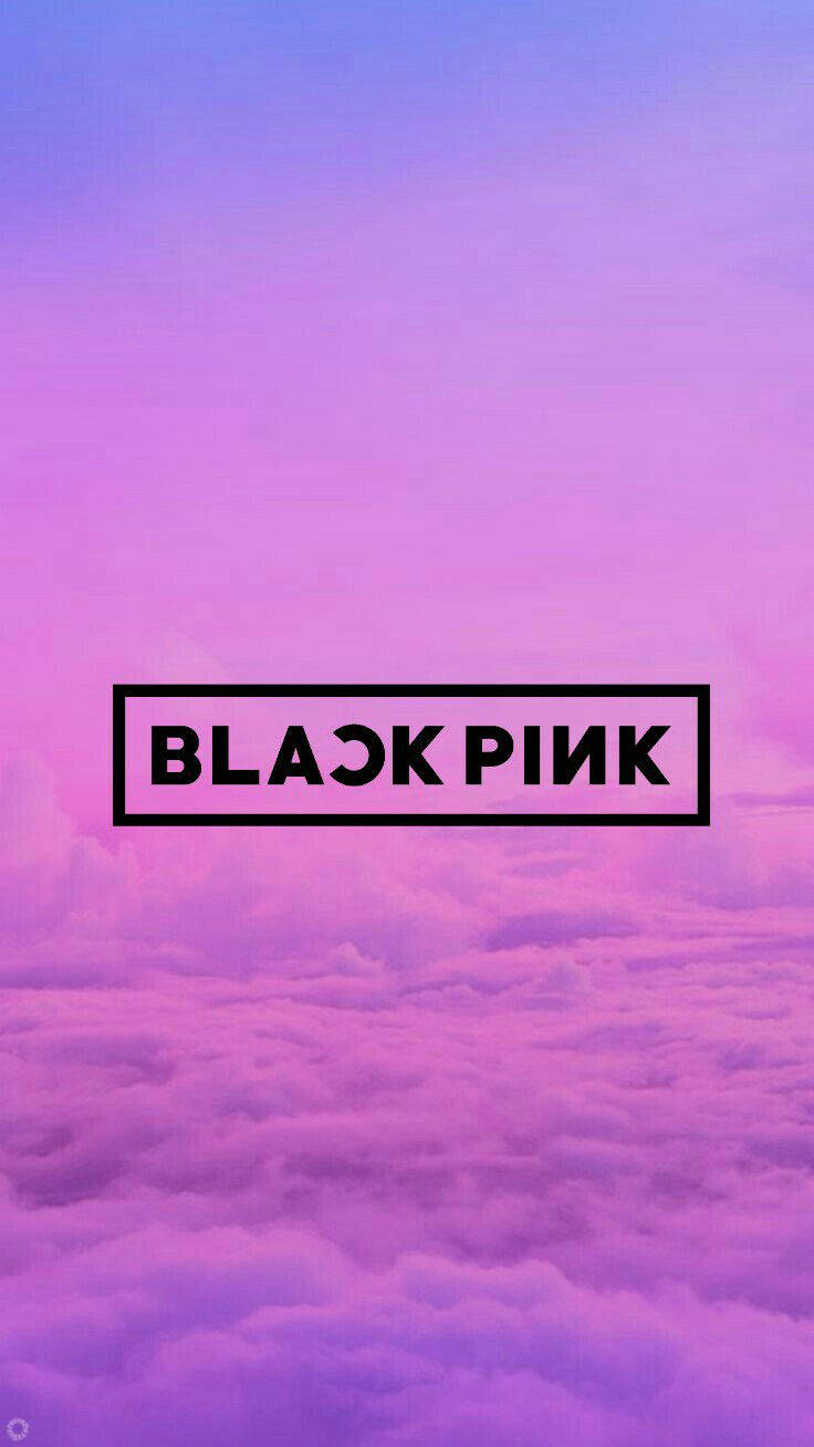 粉紅色和紫色雲景上方的黑色盒子中的 Blackpink 標誌。