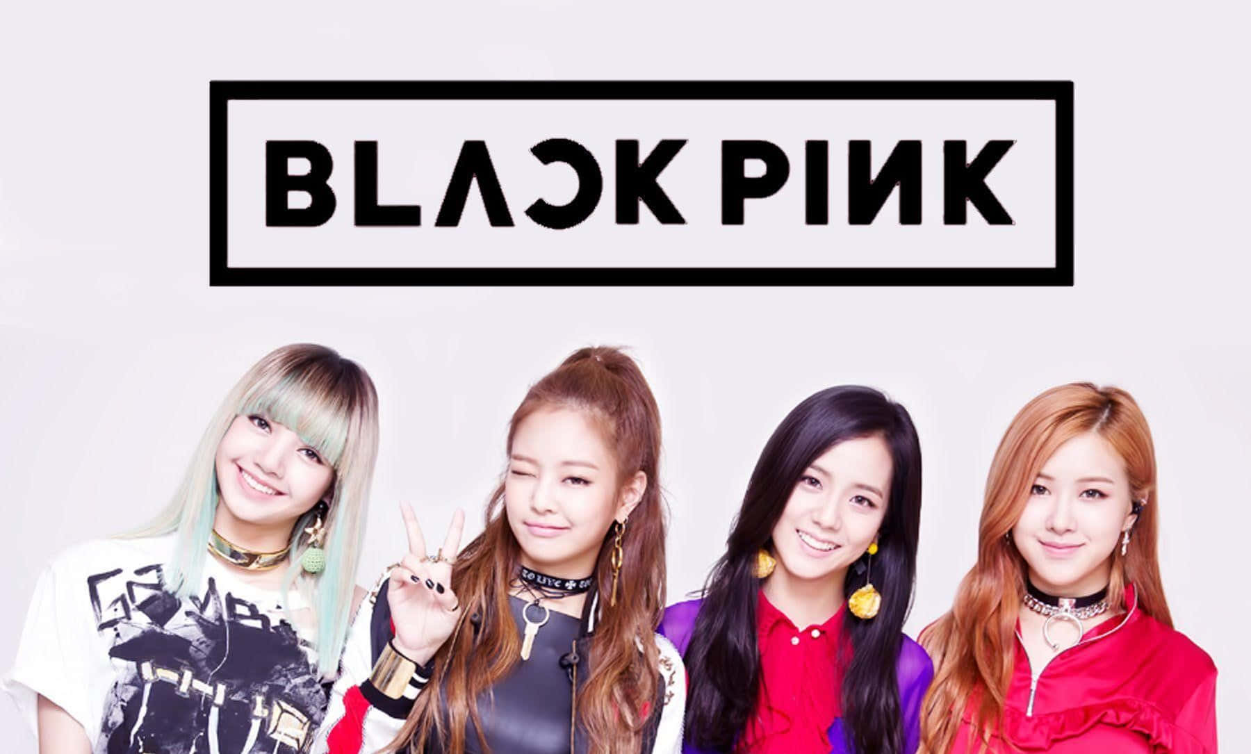 四位穿著色彩繽紛服裝的K-pop女偶像在BLACK PINK標誌下擺姿勢。