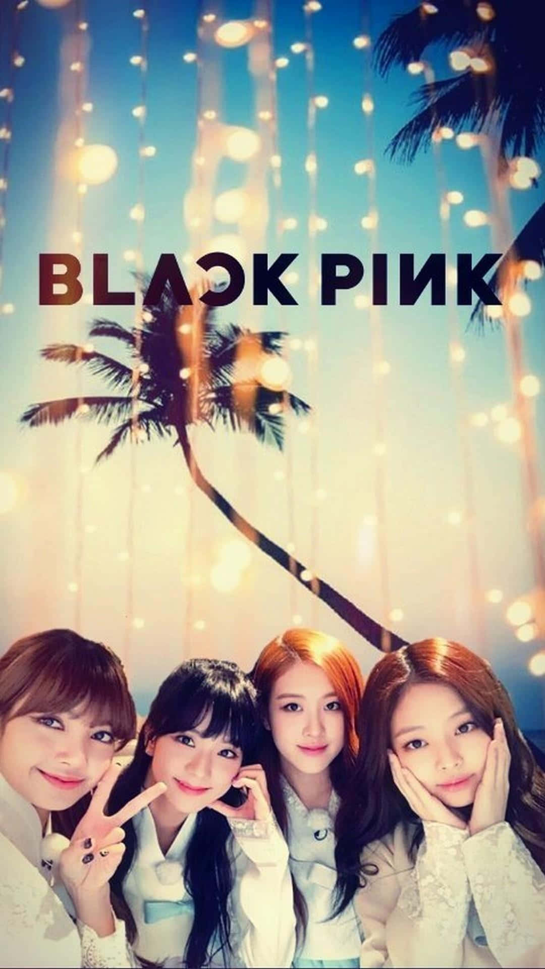 BLACKPINK熱力現場演出 壁紙 — 四位微笑的女性在閃爍的燈串和棕櫚樹下，以暮色天空為背景擺姿勢。