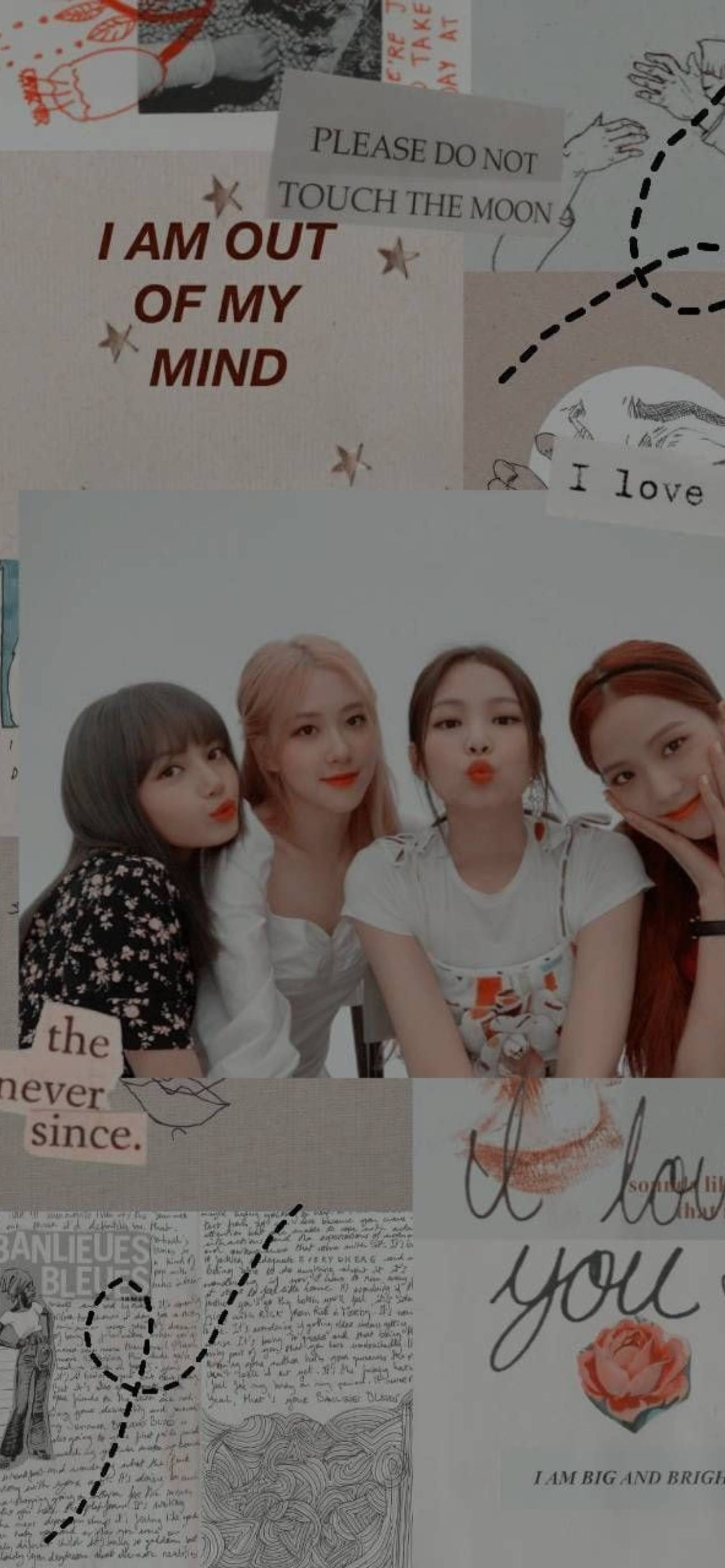 BLACKPINK視覺智秀復古美學 壁紙 — 手寫浪漫短語筆記和四位微笑年輕女性帶有俏皮表情的照片拼貼。