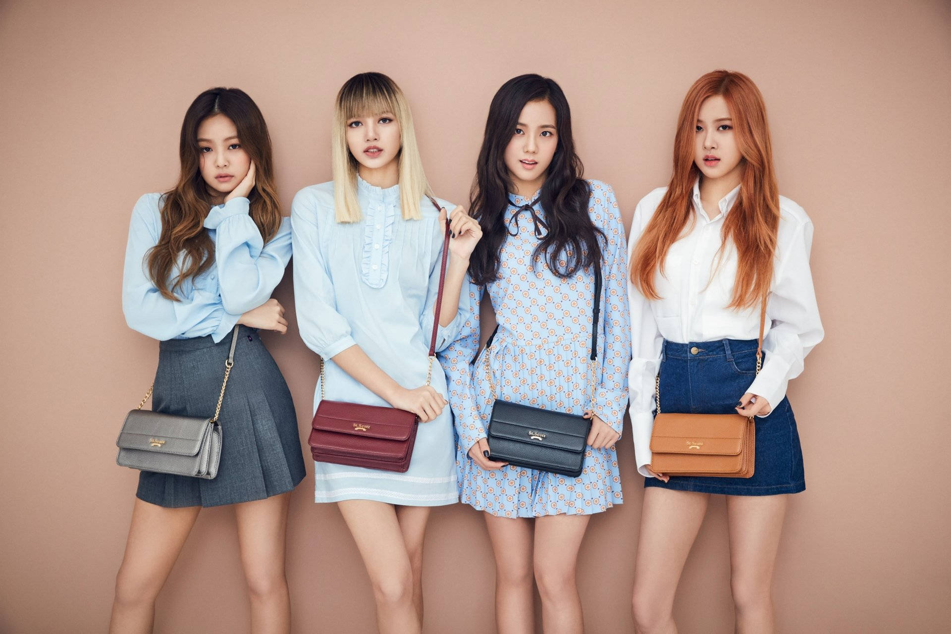 BLACKPINK金珍妮與斜挎包 壁紙 — 四位時尚年輕女性自信地擺姿勢，背景為純色腮紅粉紅色，每人手持設計師手袋。