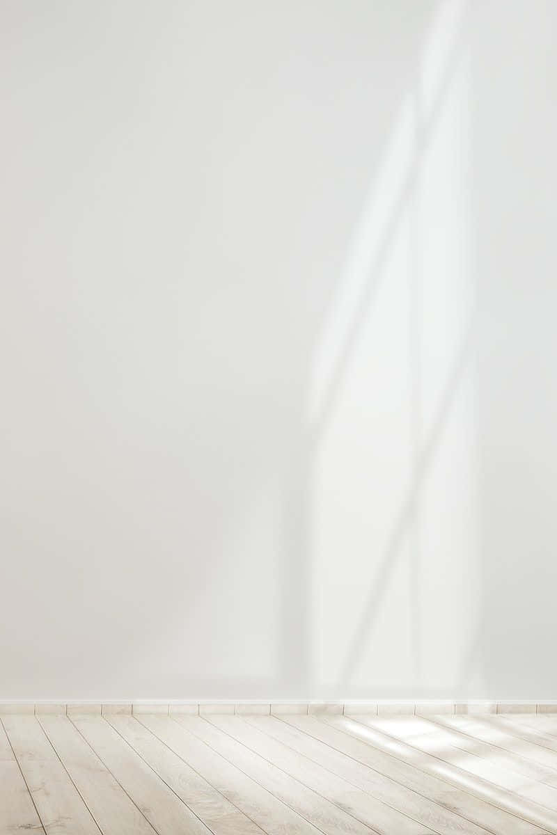 空房間中白牆和木地板上的陽光圖案