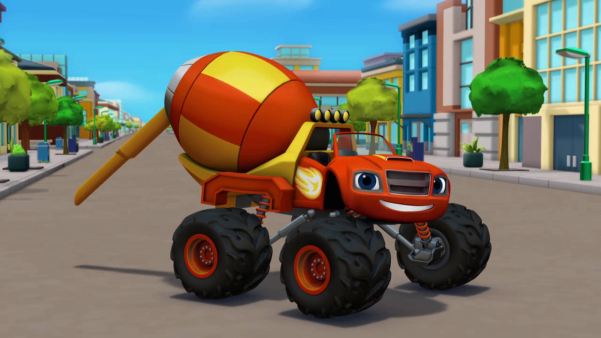 Blaze And The Monster Machines 混凝土攪拌機 壁紙 — 一架橙色開心怪獸卡車帶着巨型水泥攪拌機，在陽光普照、兩旁有色彩繽紛建築物和綠樹的市街上旋轉。