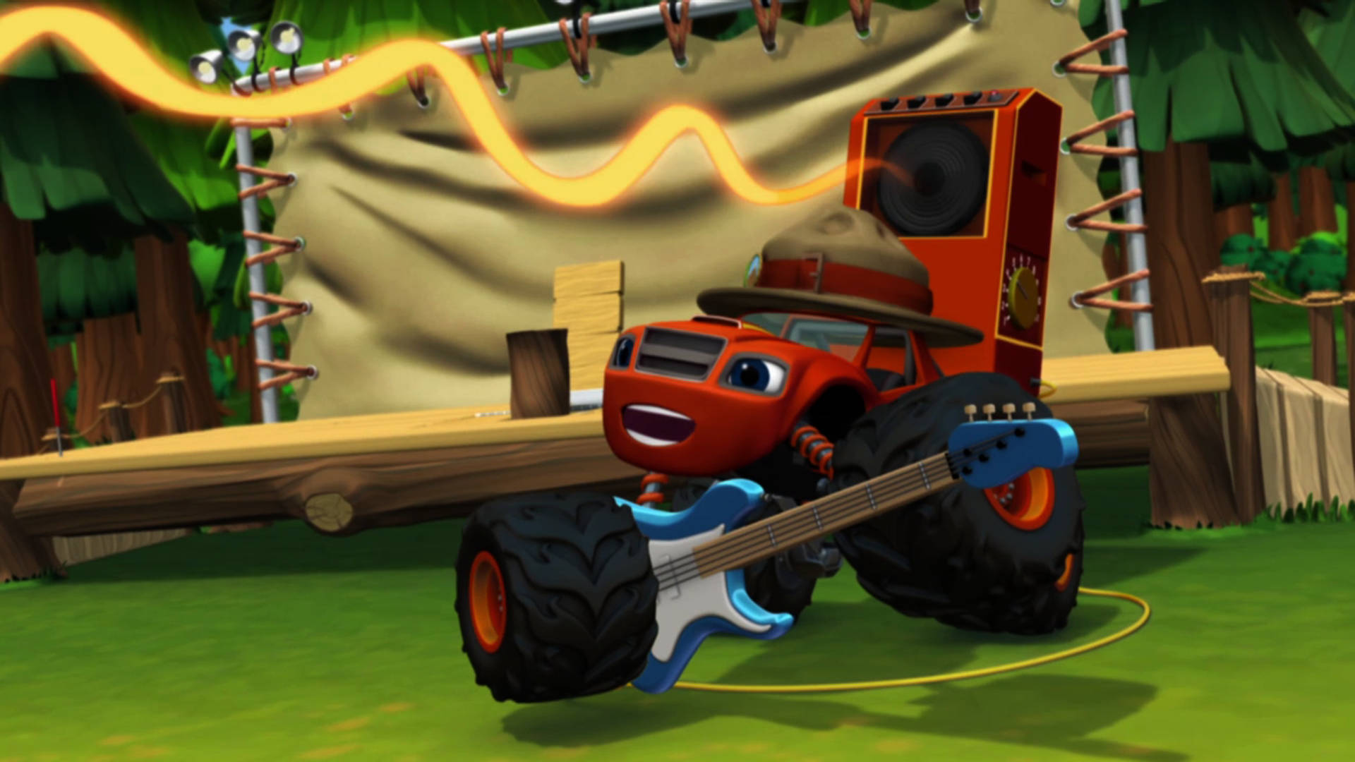 Blaze 與 Monster Machines 行動時刻 壁紙 — 一輛戴帽子和彈結他的紅色怪獸卡車在森林環境中的木製舞台上表演。