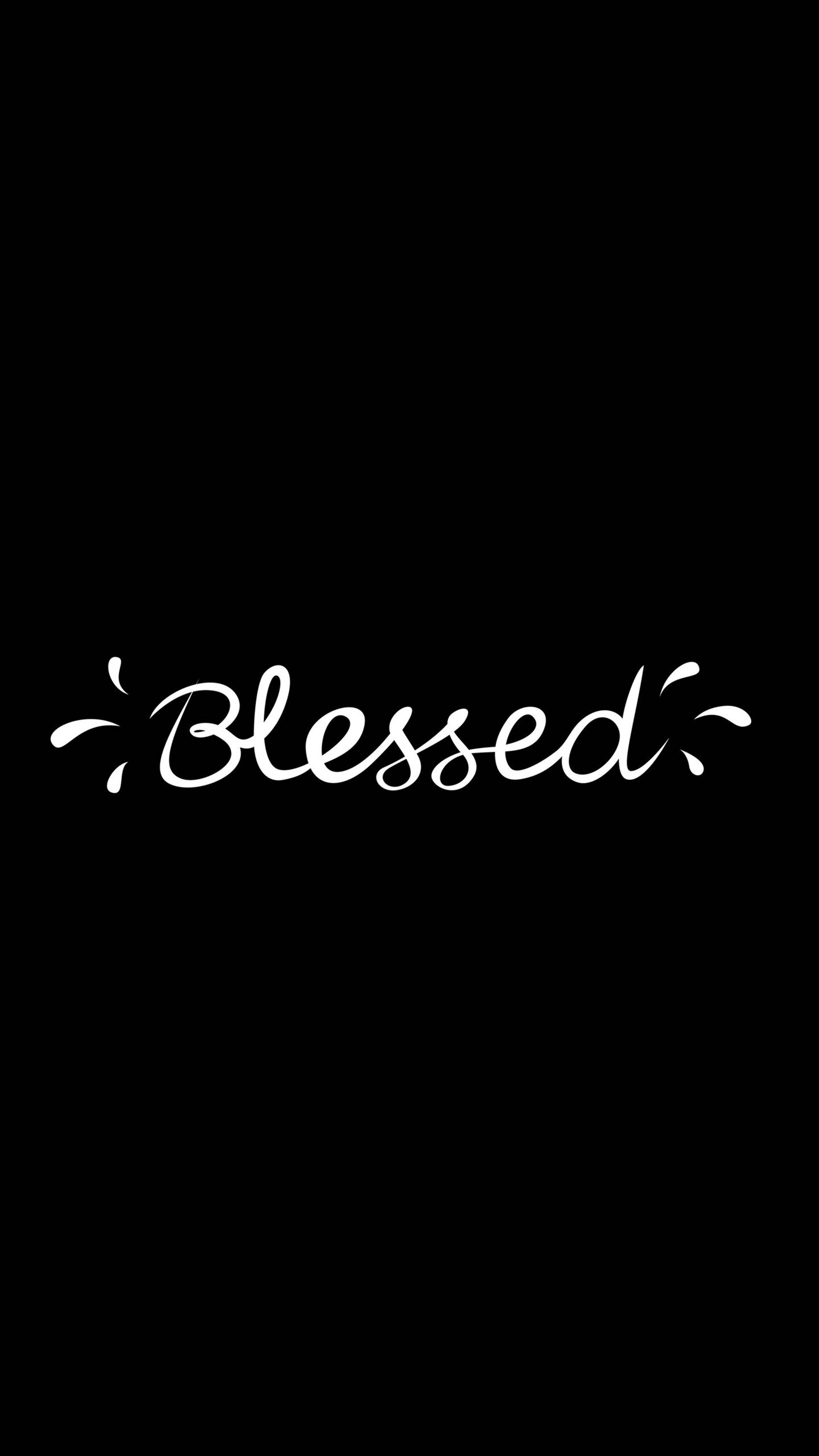 黑色 iPhone 壁紙 桌布 壁紙 — 「blessed」一詞以優雅的白色草書字體居中顯示在純黑色背景上，並帶有裝飾性花飾。