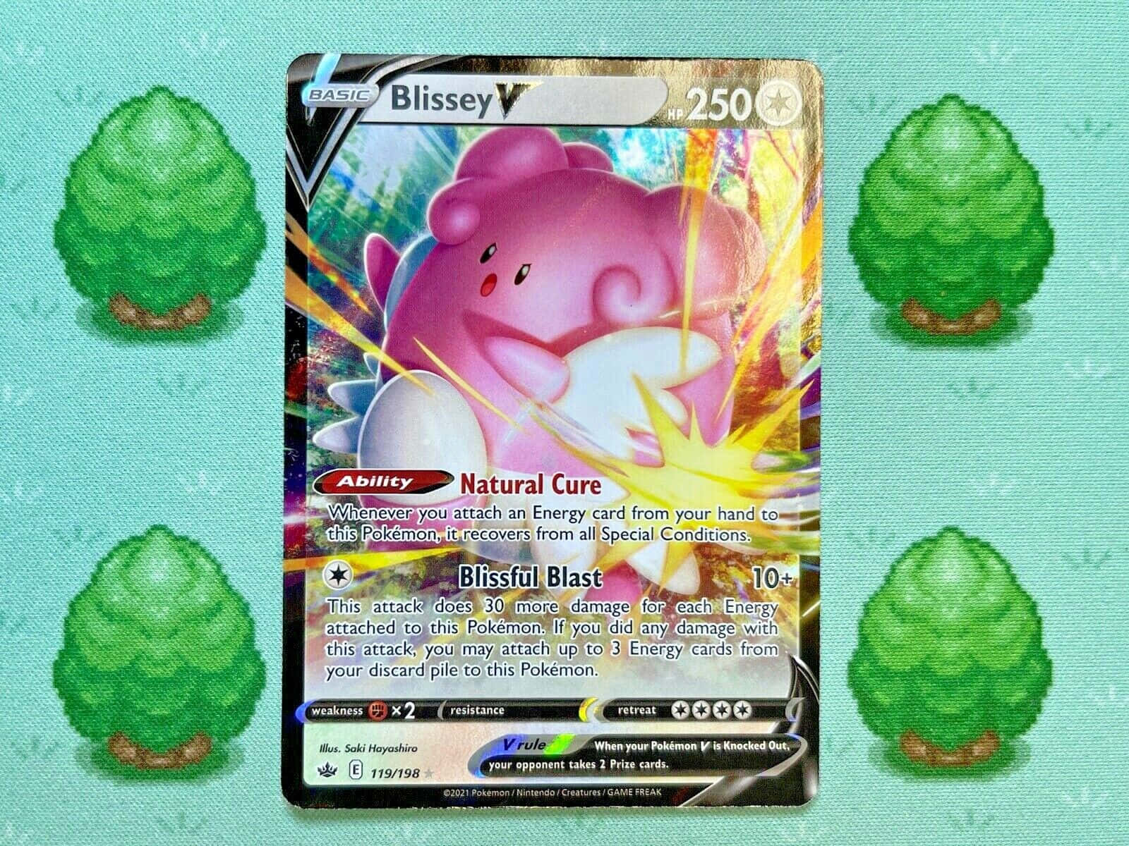 一張粉紅色的Blissey V寶可夢卡，被像素化的綠色樹木包圍，背景為青綠色。