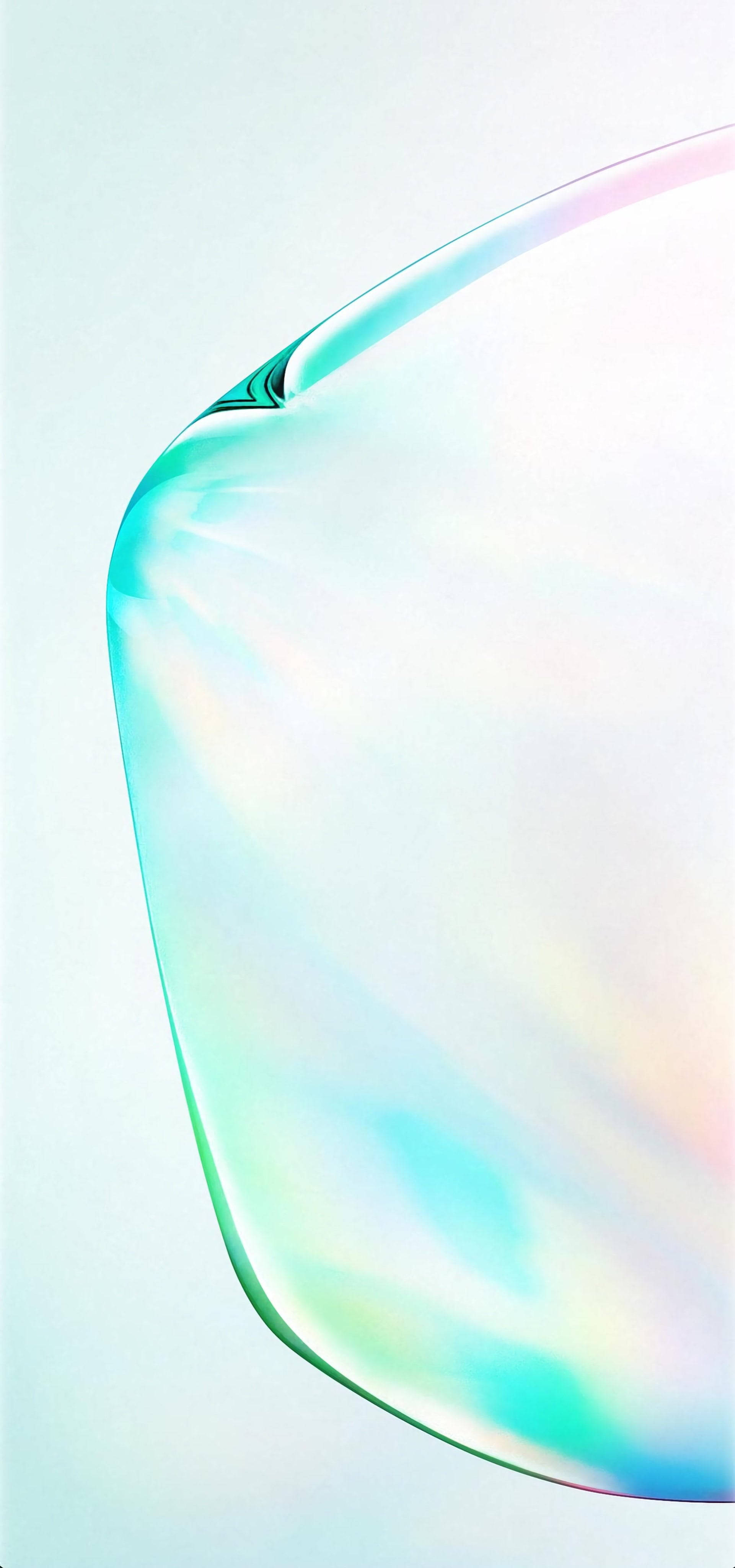 三星全高清虹彩_blob 壁紙 — 一個半透明肥皂泡的特寫，在柔和淺色背景上閃爍著虹彩的青色、粉紅色和白色色調。