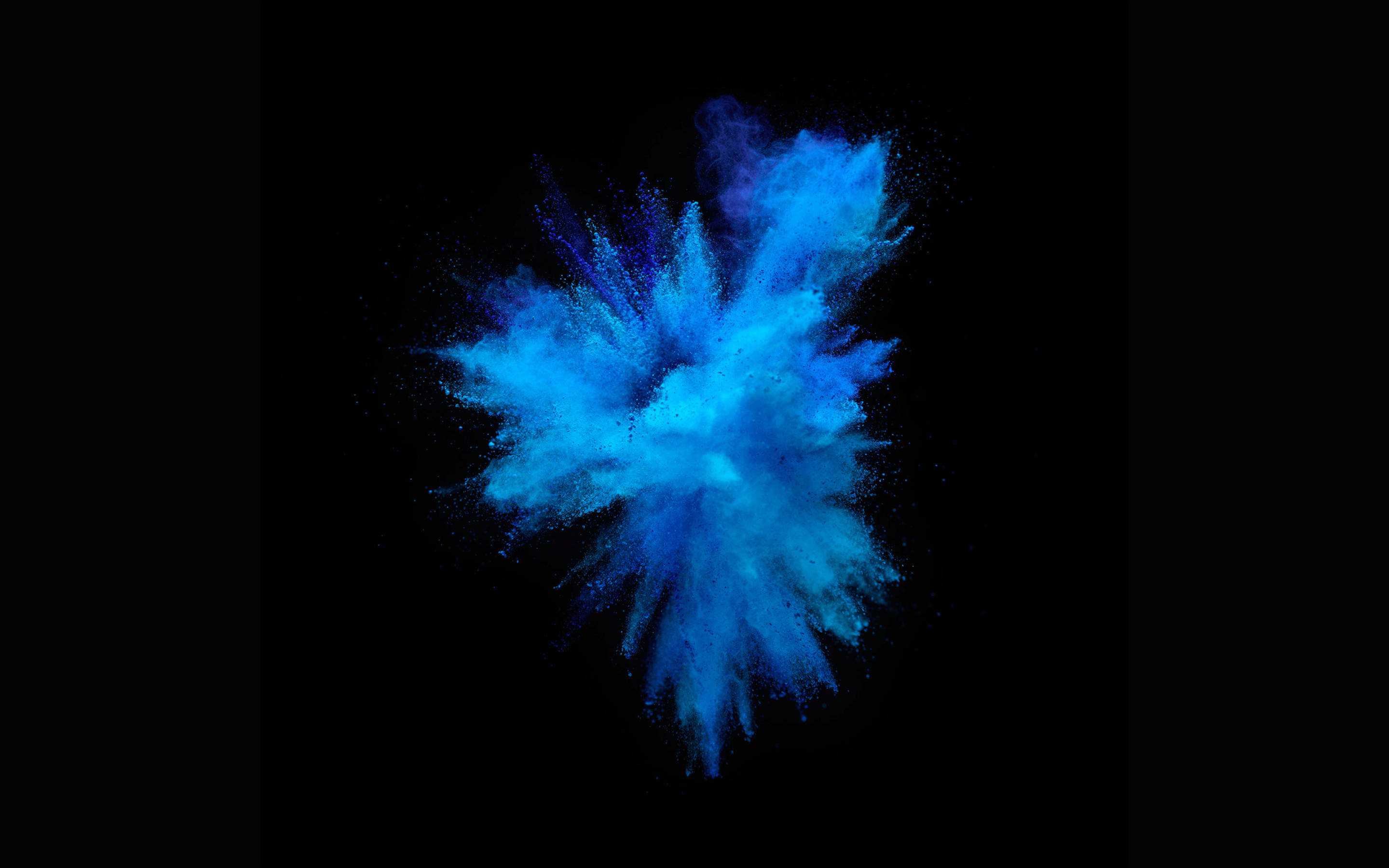 Blue Color Burst MacBook Pro 壁紙 — 鮮豔的藍色粉末爆炸在純黑色背景上動態爆發。