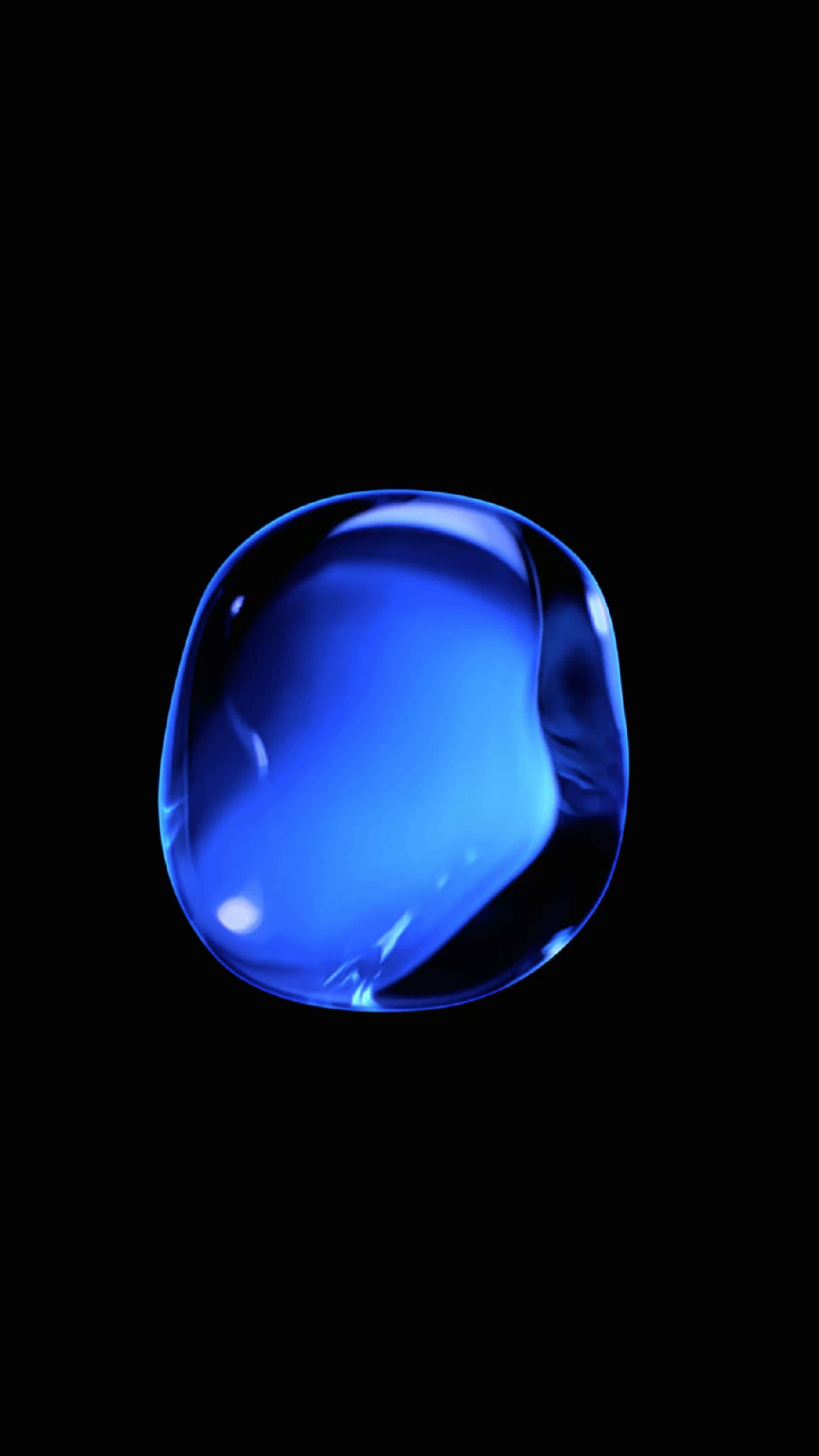 Blue Gemstone iPhone 7 Plus Live 壁紙 — 一顆懸浮在純黑虛空中的發光藍色水滴，散發出內在光芒與反射清晰度。