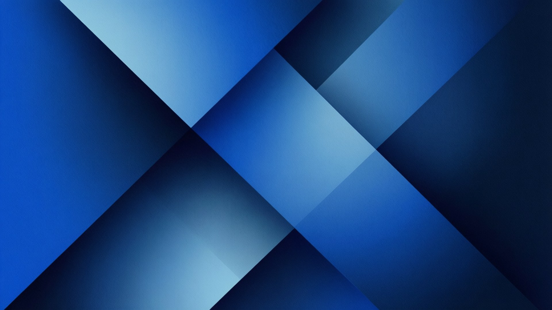 Blue Geometric Abstraction 壁紙 — 抽象幾何圖案牆紙，以不同深淺藍色的交叉對角線面板營造現代層次效果。