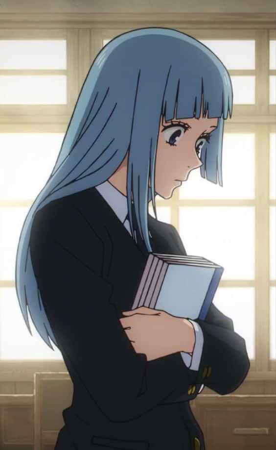  壁紙 — 藍髮動漫女孩穿著校服，在柔和光線的明亮窗邊抱著書。