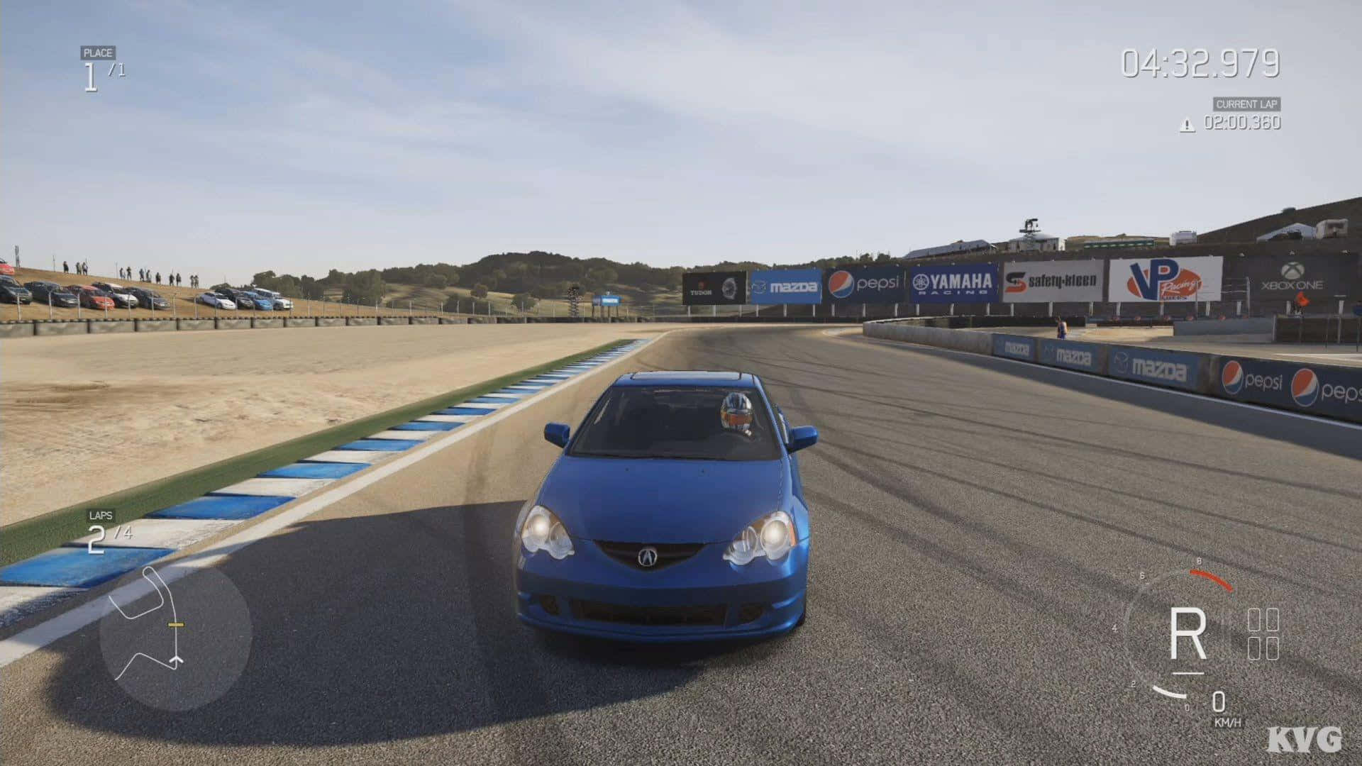 Acura Integra 桌布 壁紙 — 一輛藍色賽車在陽光明媚的瀝青賽道上疾馳，賽道旁有贊助商橫幅，遠處有山丘，天空晴朗。