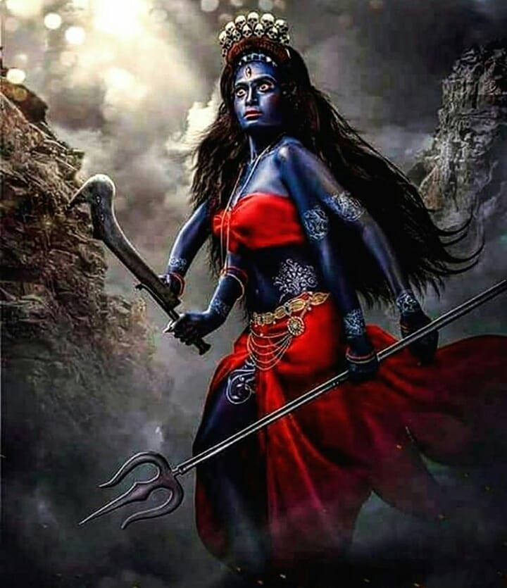 藍皮膚女神身穿紅裙，在霧氣岩石地形中手持三叉戟和劍。