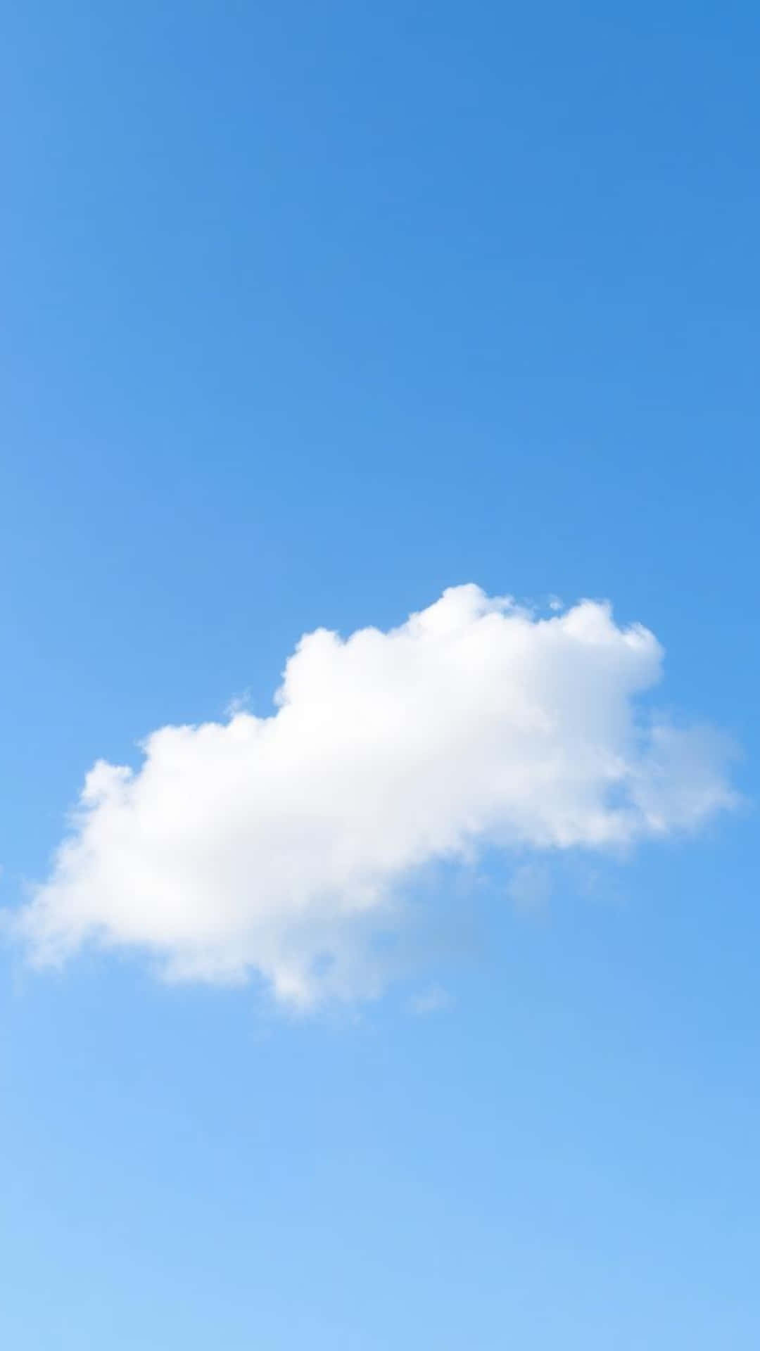 清澈藍天中的一朵蓬鬆白雲