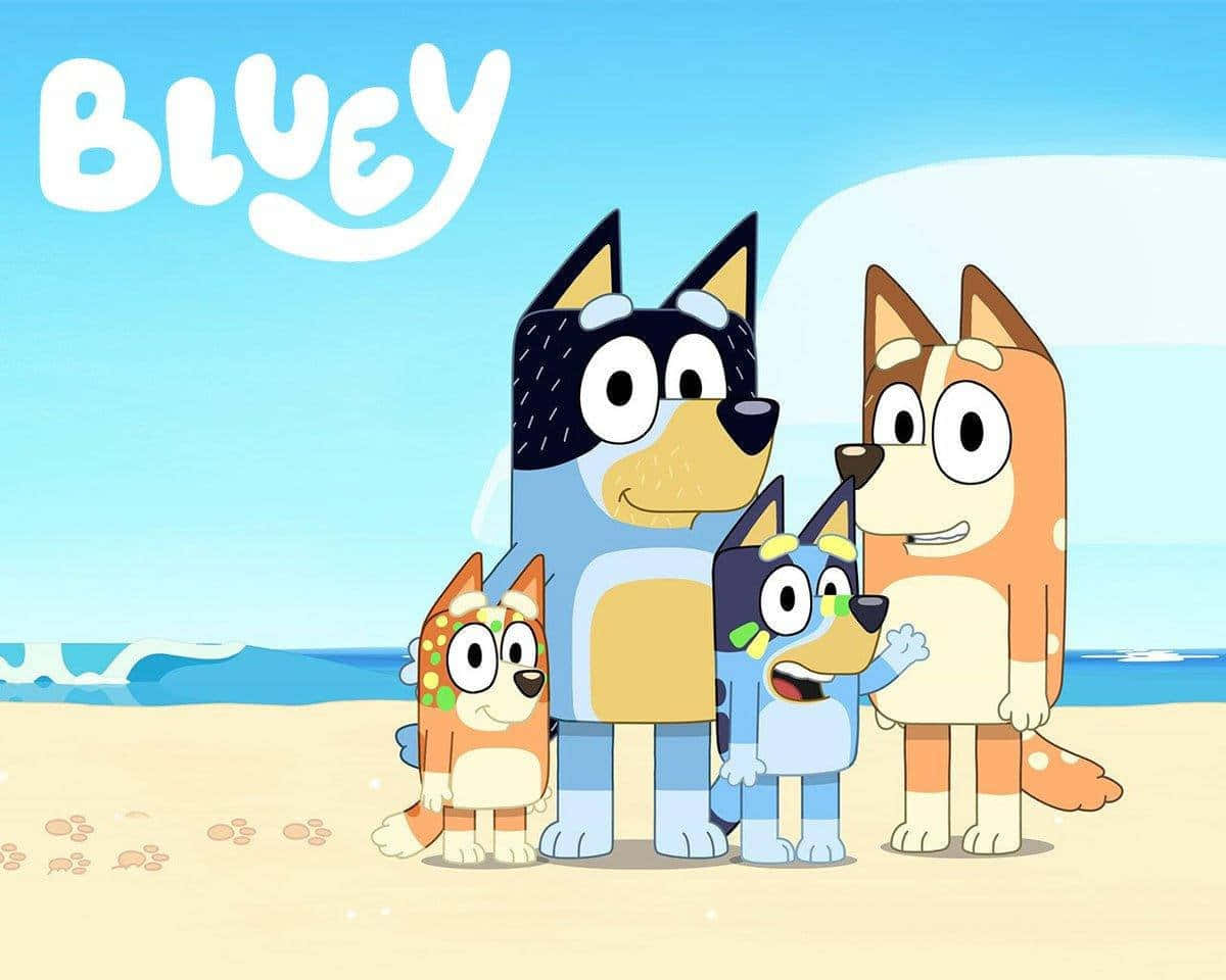 Bluey 桌布 壁紙 — Bluey 同家人一齊企喺一個陽光普照嘅沙灘上，有海浪同沙上嘅腳印。