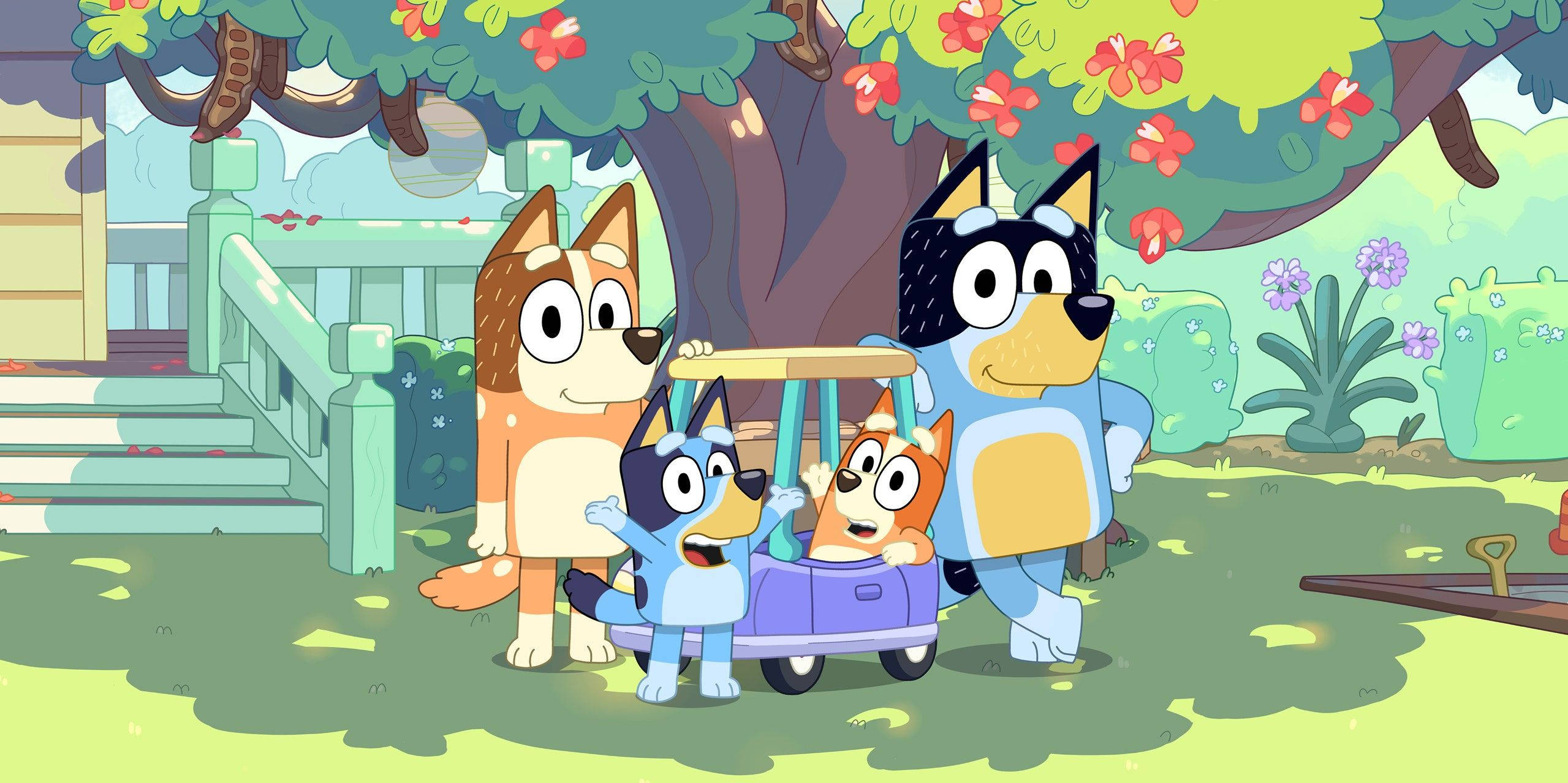 Bluey 桌布 壁紙 — Bluey 同家人喺一個充滿活力嘅卡通後院，喺一棵開花嘅樹下開心咁推住一架紫色嘅手推車。